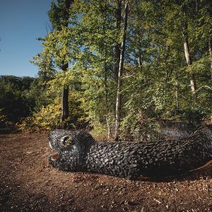 «Nidhögg», un serpent en bois de 28 mètres créé par Camille Bellot et François Pottier..