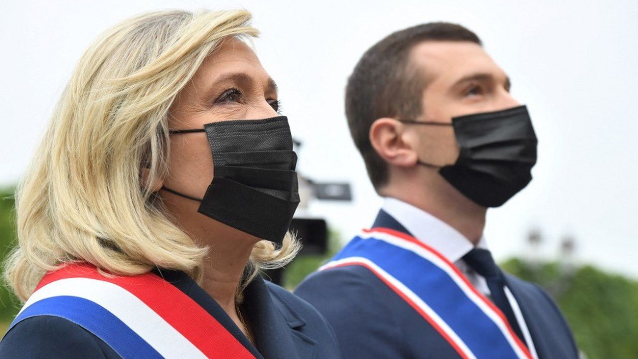 Marine Le Pen, accompagnée par Jordan Bardella, à Paris, le 1er mai 2021.