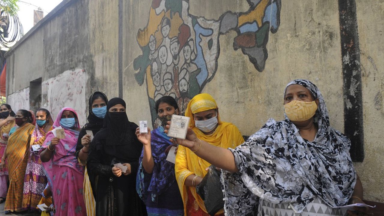 Des femmes indiennes montrent leur papier d'identité avant d'aller voter à Calcuta, jeudi 29 avril 2025.