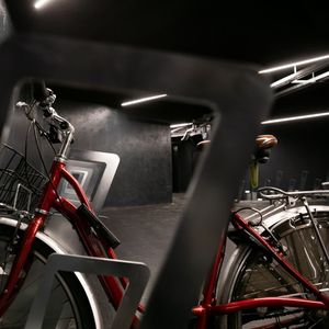 La Velostation Montparnasse, à Paris, est dotée de 375 places vélos dans un parking ouvert 7 jours sur 7 et 24h sur 24h.