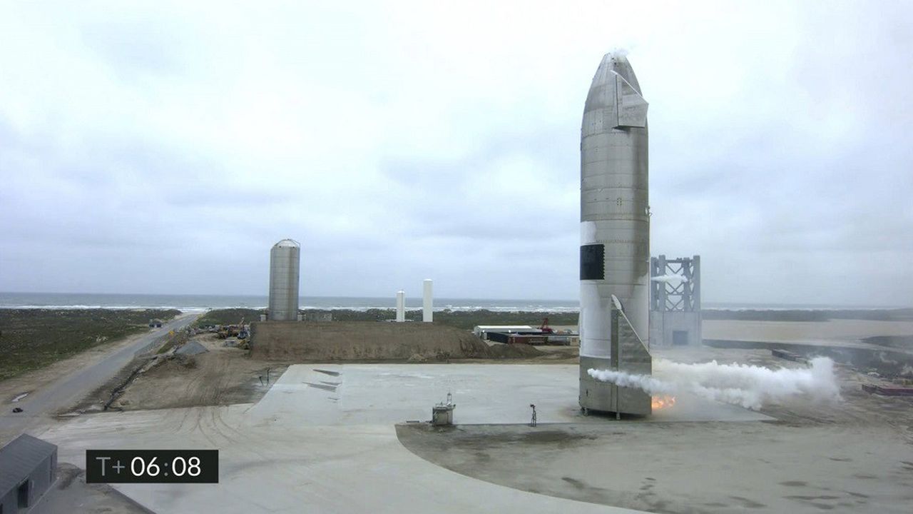 Des flammes s'échappaient de la base de la fusée peu après l'atterrissage, selon la retransmission vidéo diffusée par l'entreprise.