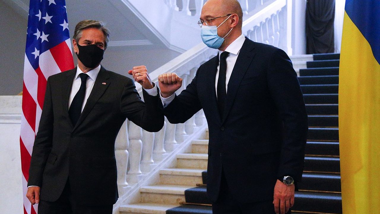 Le Premier ministre ukrainien, Denys Shmyga, salue le Secrétaire d'Etat américain, à sa droite, Antony Blinken, lors de la visite de ce dernier à Kiev ce jeudi.