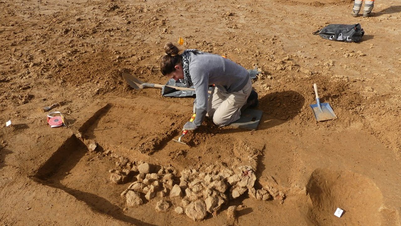 Des fouilles ont permis de mettre au jour deux nécropoles contenant une quarantaine de sépultures et datant de l'âge de bronze moyen.