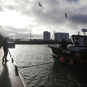 Sur le port certains pêcheurs estiment que les Anglais font volontairement traîner les négociations autour des licences de pêche.