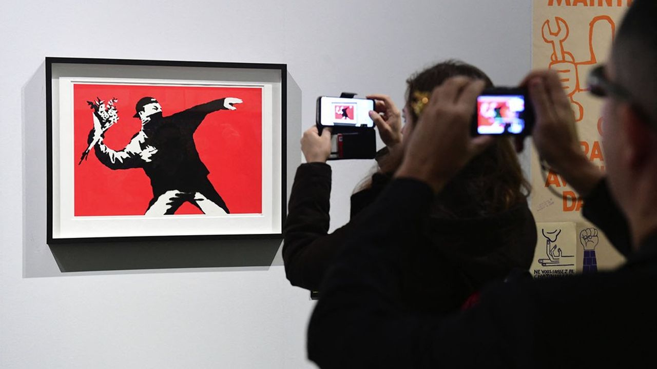 L'oeuvre « Love is in the Air » (Flower Thrower) du street artist Banksy est estimée entre 3 et 5 millions de dollars.