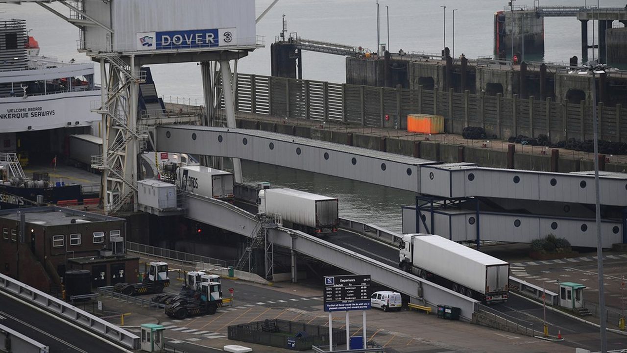 Des camions montant dans un ferry à Douvres, le jour d'entrée en vigueur du Brexit au 1er janvier.