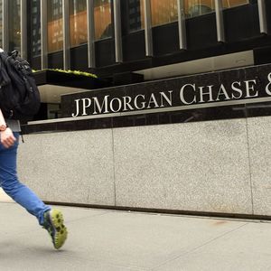 Pour la banque JP Morgan, le retour au bureau doit permettre de renouer avec la culture d'entreprise mais aussi avec une certaine forme de productivité.