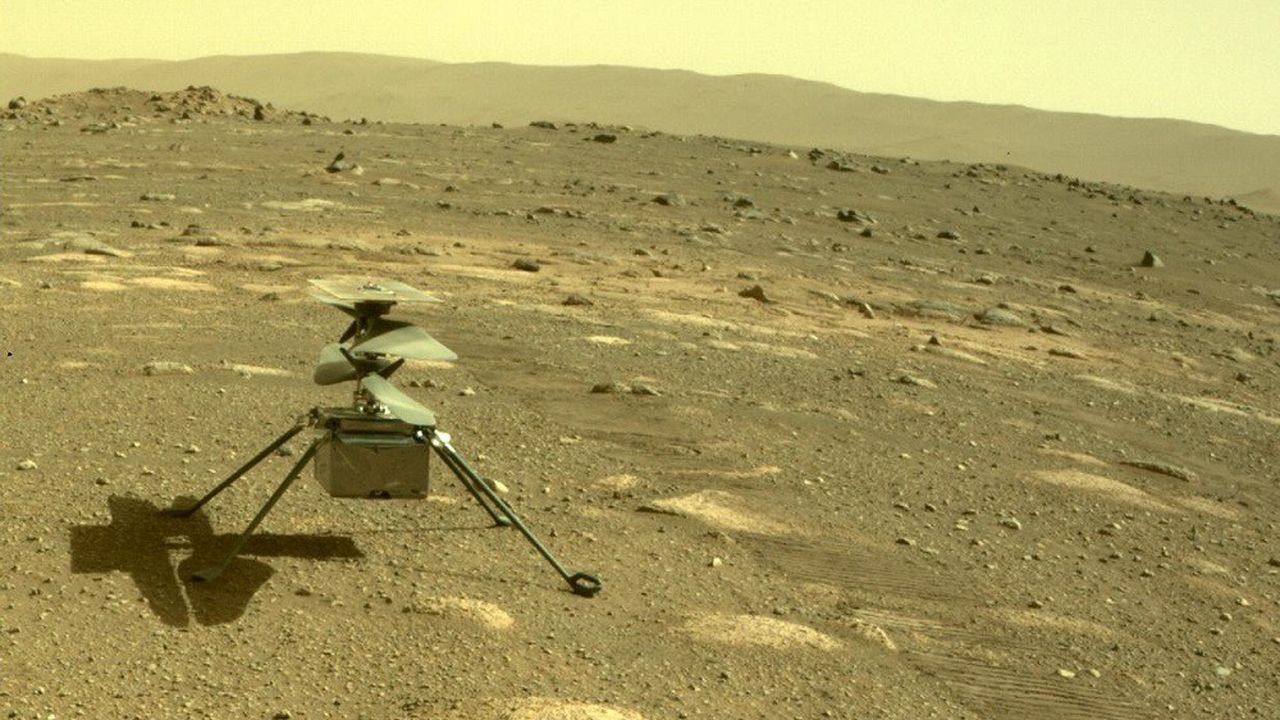 Ingenuity photographié par Perseverance sur Mars, le 4 avril 2021.