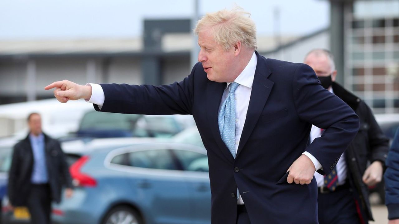 Boris Johnson à Hartlepool, vendredi dans le nord de l'Angleterre, après l'élection législative partielle remportée par les conservateurs dans ce fief travailliste.