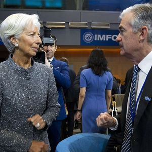 Dans le cadre de la revue stratégique lancée par Christine Lagarde, la BCE pourrait adopter un dispositif proche de celui de la Fed, dirigée par Jerome Powell.