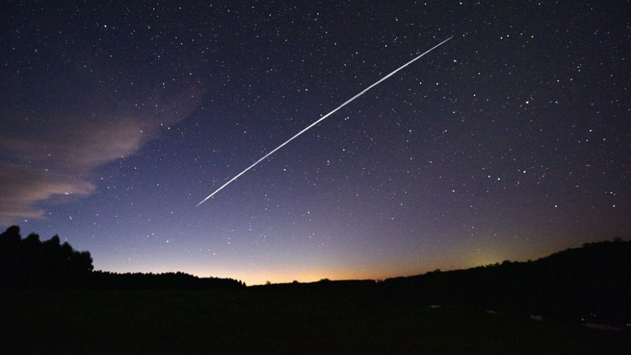 La constellation Starlink, en orbite basse, est parfois visible depuis le sol.