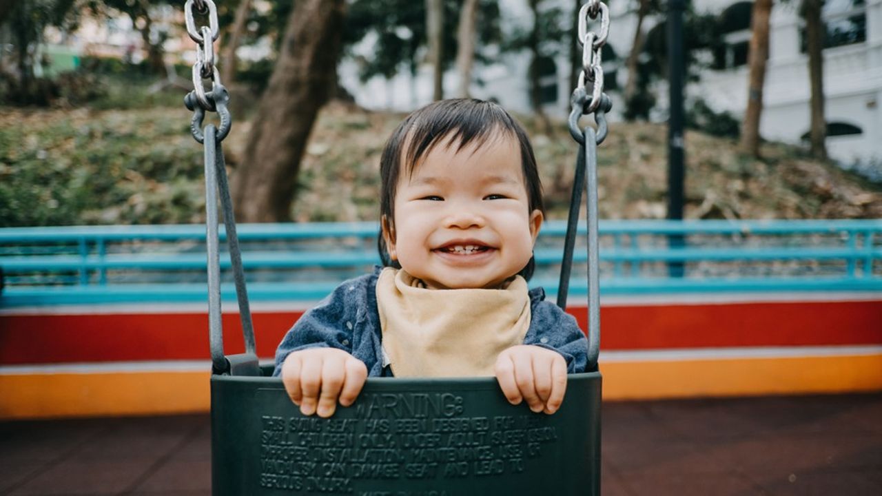 Une petite fille chinoise sur une balançoire. De nombreuses raisons économiques rendent les jeunes couples réticents à devenir parents.