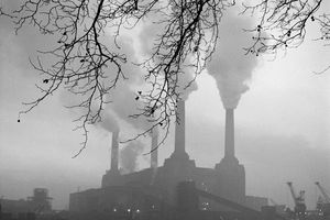 Pendant longtemps, les vents d'ouest poussaient la fumée des cheminées d'usines vers l'est de Londres. Le smog londonien a disparu, mais les quartiers les plus déshérités se trouvent toujours à l'est.