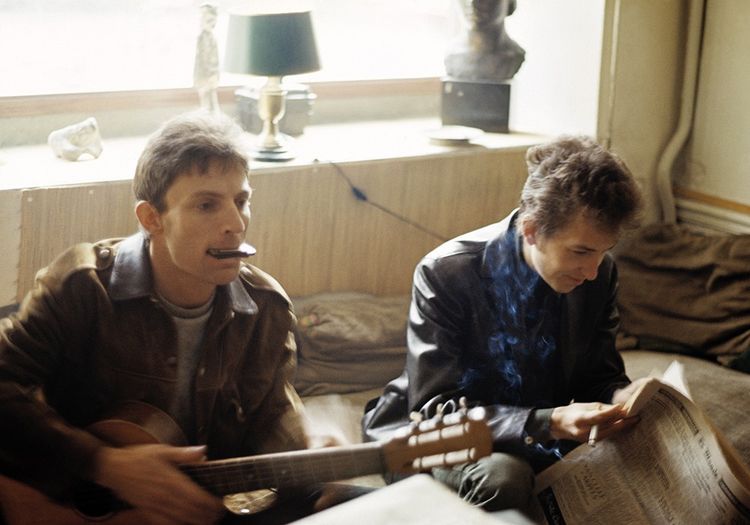Hugues Aufray et Bob Dylan à Paris en avril 1964. 