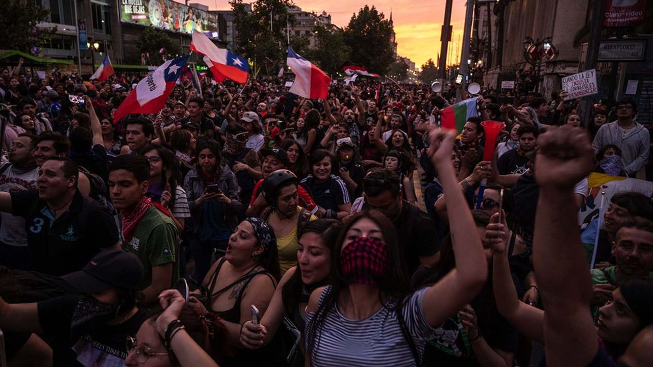 Les manifestations contre la vie chère et les inégalités, ici à Santiago, en octobre 2019, avaient suivi l'augmentation du prix du ticket de métro.