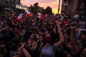 Les manifestations contre la vie chère et les inégalités, ici à Santiago, en octobre 2019, avaient suivi l'augmentation du prix du ticket de métro.