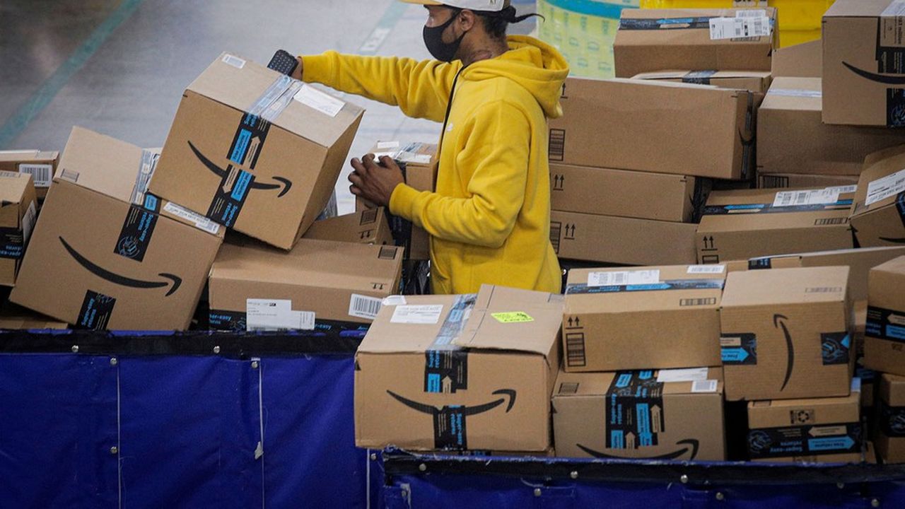 Amazon propose un salaire horaire moyen à l'embauche de plus de 17 dollars.