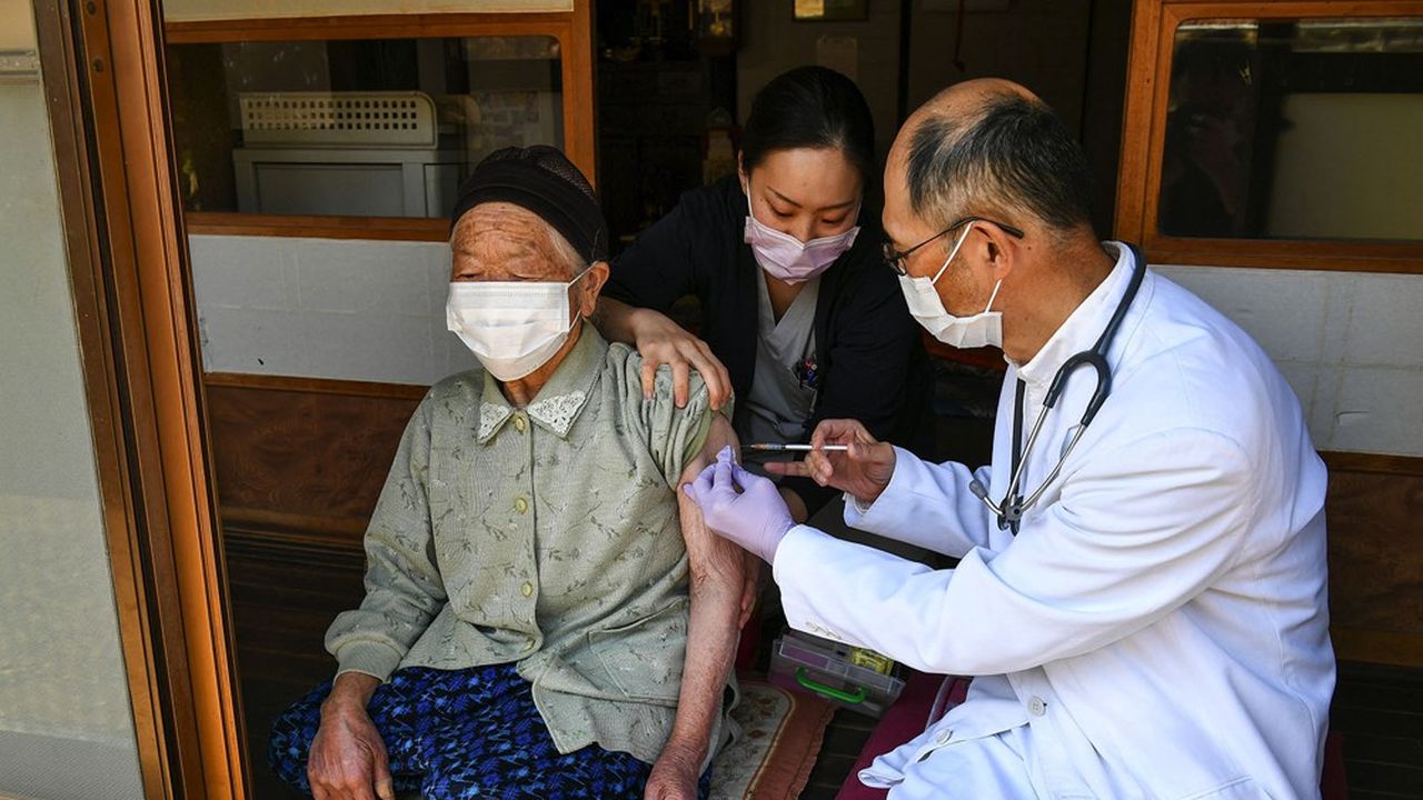 Seulement 46.000 des 36 millions de plus de 65 ans ont reçu deux doses de vaccin anti-Covid au Japon.