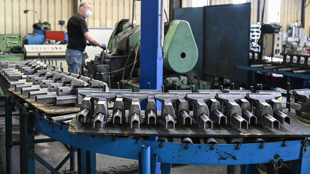 Ateliers de fabrication d'étaux dans une usine de Dolex, leader français dans le secteur de l'outillage à main.