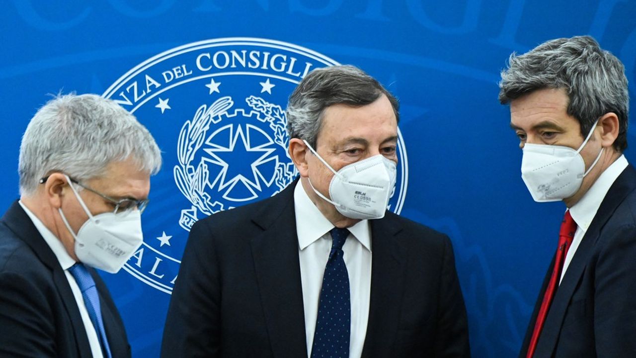 Le ministre italien du Travail, Andrea Orlando, situé à droite du président du Conseil italien, Mario Draghi, tente de rassurer les syndicats et la jeunesse sur l'évolution à venir du chômage.