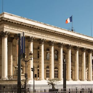 Le Palais Brongniart fut longtemps le siège de la Bourse de Paris, dont l'influence est contestée par la croissance des actifs non cotés.