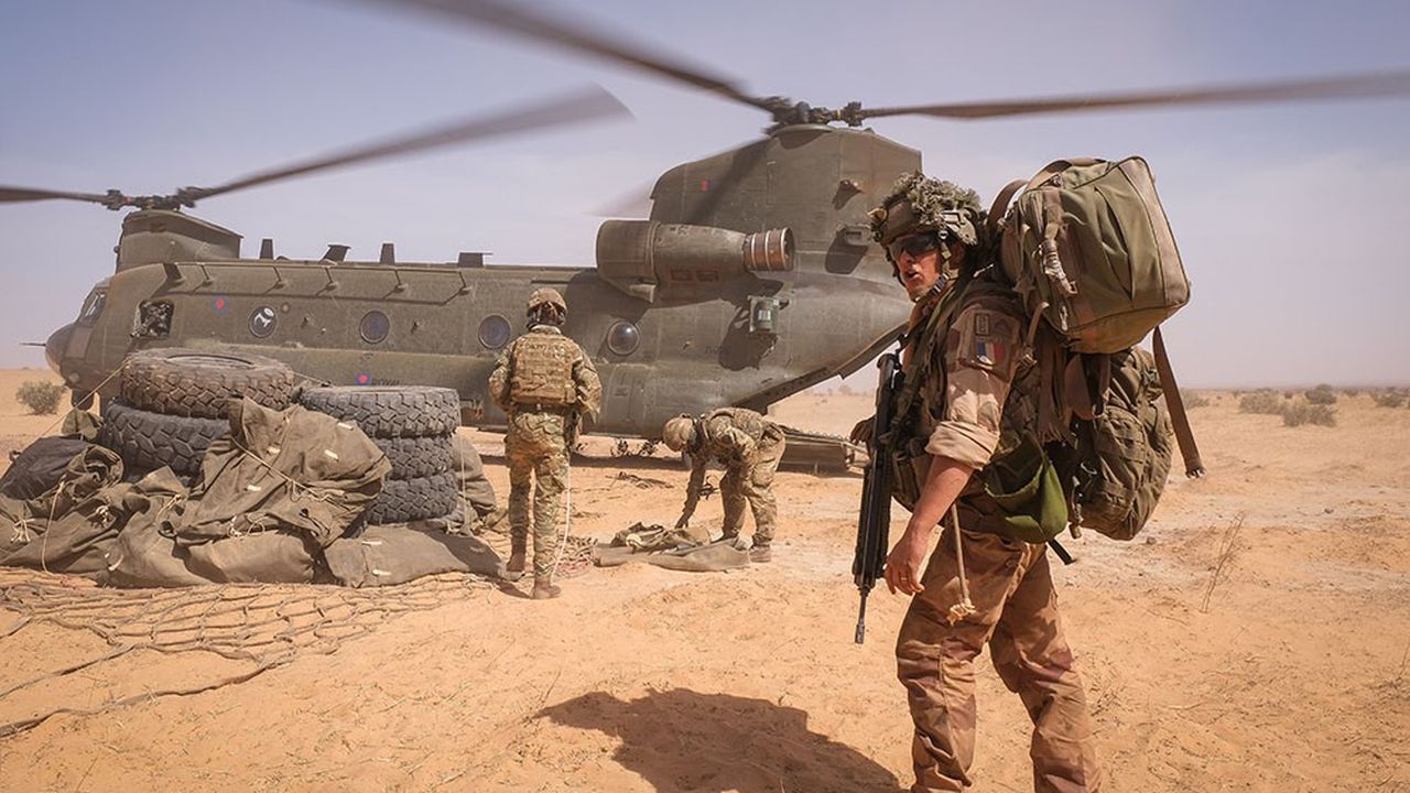 Sur le front de l'opération Barkhane, reportage réalisé dans la zone des trois frontières, au nord du Burkina Faso du 5 au 14 avril 2021. Ici, un hélicoptère Chinook britannique ravitaille le détachement français sur le terrain.