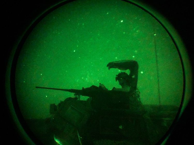 Les militaires surveillent les environs 24 h/24 à l'aide de jumelles de vision nocturne.