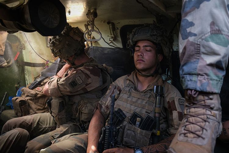 Un jeune soldat tente de dormir à l'arrière du VAB (véhicule de l'avant blindé qui sert au transport de troupes). À l'intérieur, les températures dépassent largement les 50° C.