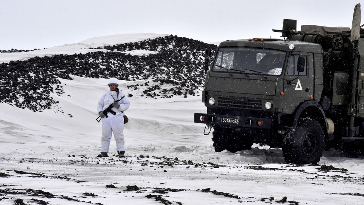 Un soldat russe se tient près d'un camion militaire en Terre d'Alexandra, l'île la plus occidentale de l'archipel François-Joseph situé en Russie dans l'océan Arctique.