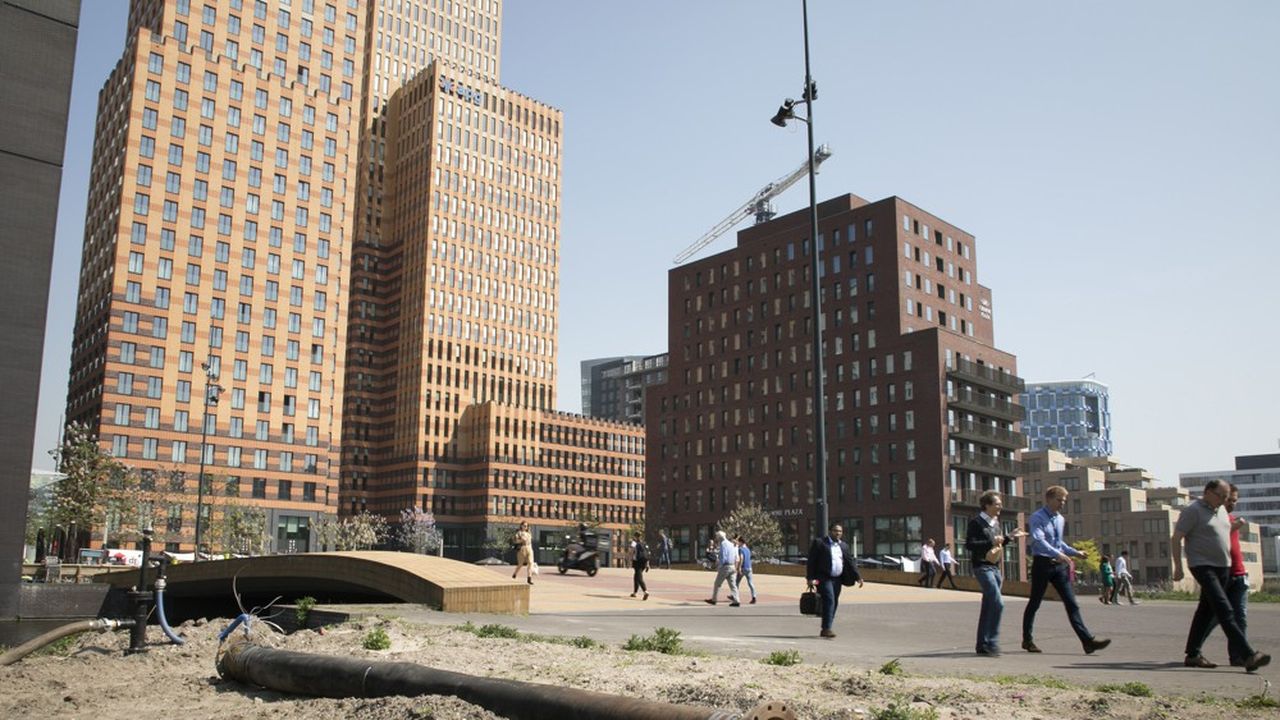 Les Néerlandais ont continué à travailler pendant la crise sanitaire, comme ici à Zuidas, le nouveau quartier financier dans la partie sud d'Amsterdam.