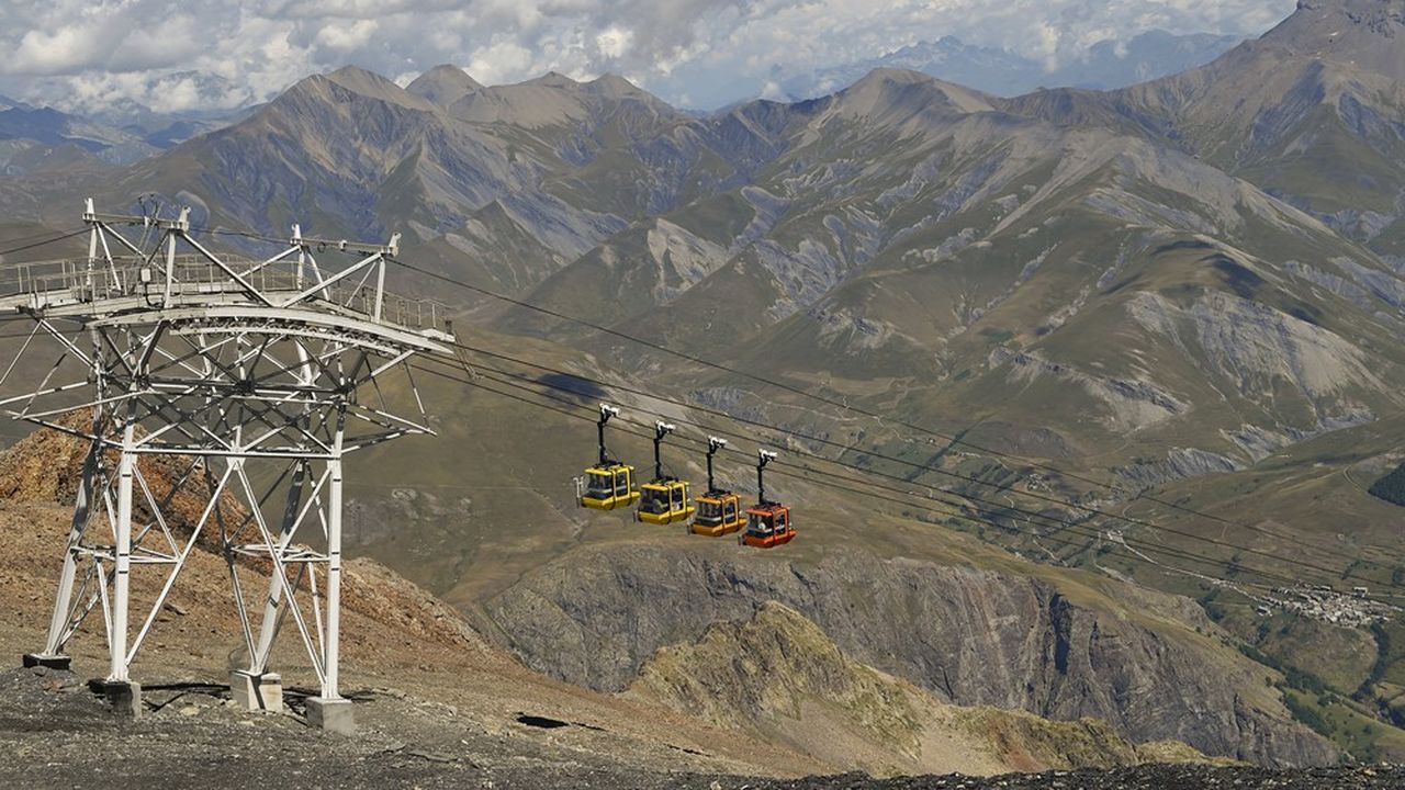 Le téléphérique de La Grave est l'unique remontée de cette station réputée dans le monde entier pour son domaine de ski uniquement hors-piste. Les projets de développement du massif inquiète les partisans d'une montagne sauvage.