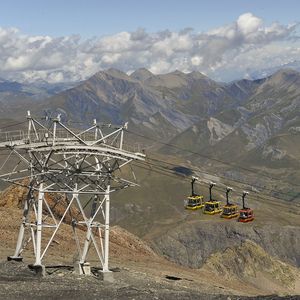 Le téléphérique de La Grave est l'unique remontée de cette station réputée dans le monde entier pour son domaine de ski uniquement hors-piste. Les projets de développement du massif inquiète les partisans d'une montagne sauvage.