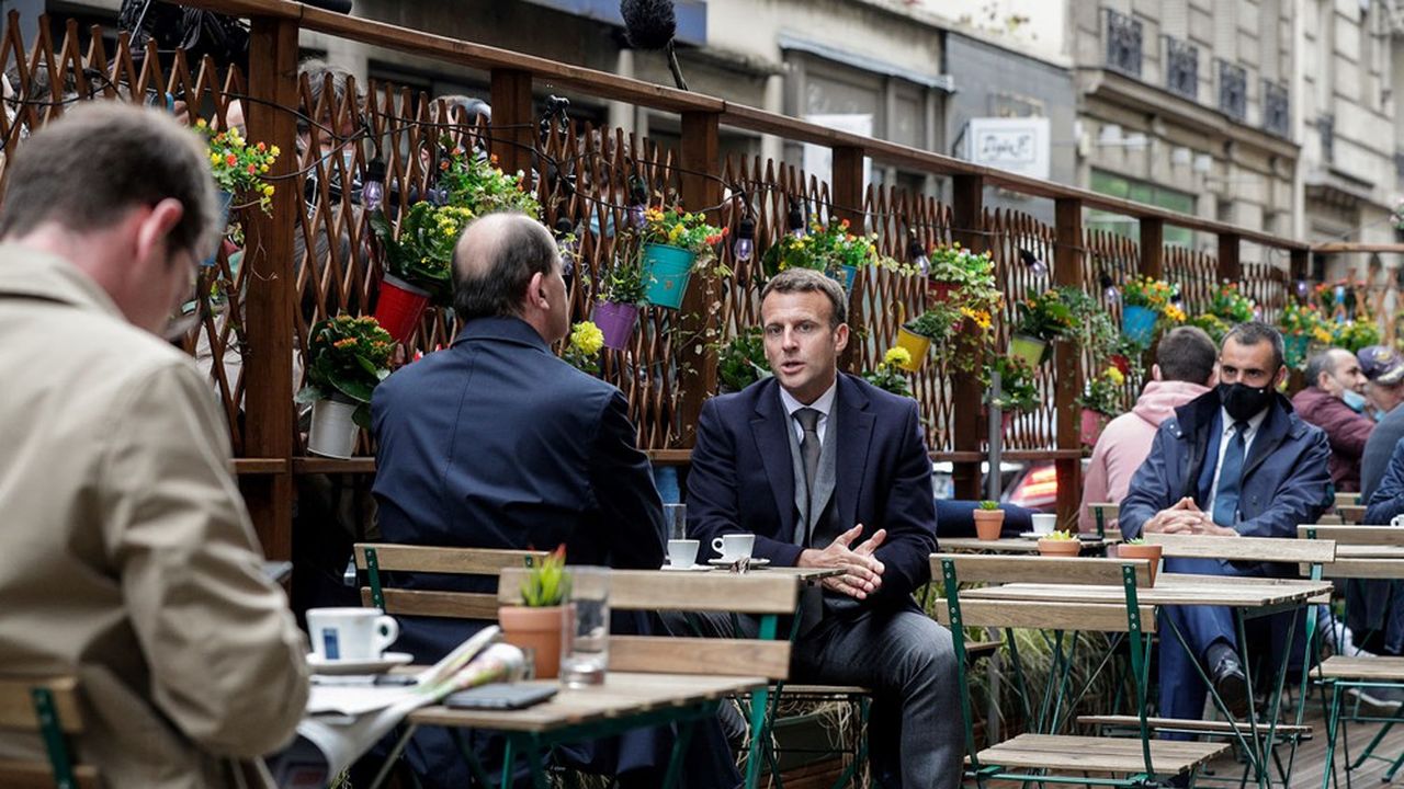 Au premier jour du déconfinement, Emmanuel Macron et son Premier ministre, Jean Castex, se sont offerts un café sous l'oeil des caméras. L'occasion de marteler un message d'optimisme mais aussi de prudence.