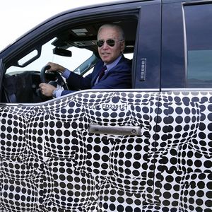 Joe Biden au volant du pick-up F-150 Lightning de Ford, à Dearborn (Michigan).