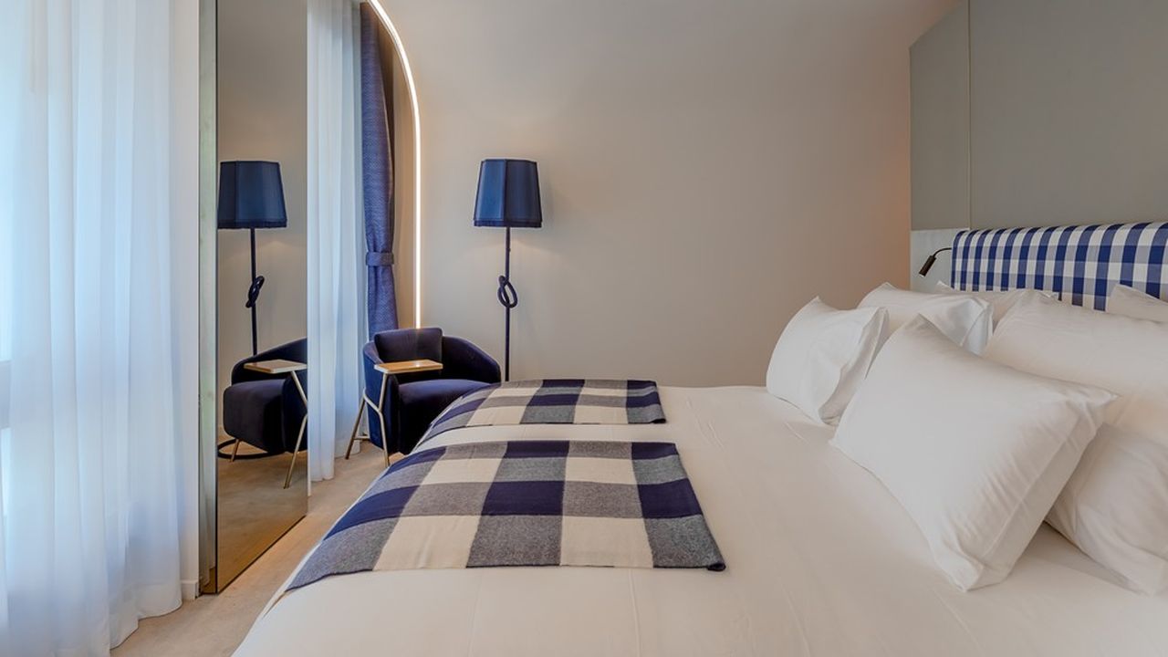 Les chambres aux couleurs du matelas iconique cultivent la sobriété pour favoriser le sommeil.