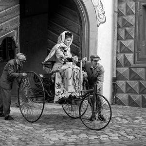 Le temps des pionniers : en 1888, Bertha Benz entamait le premier grand voyage automobile de l'histoire sur le tricycle à moteur tout juste breveté par son mari, l'ingénieur Carl Benz.