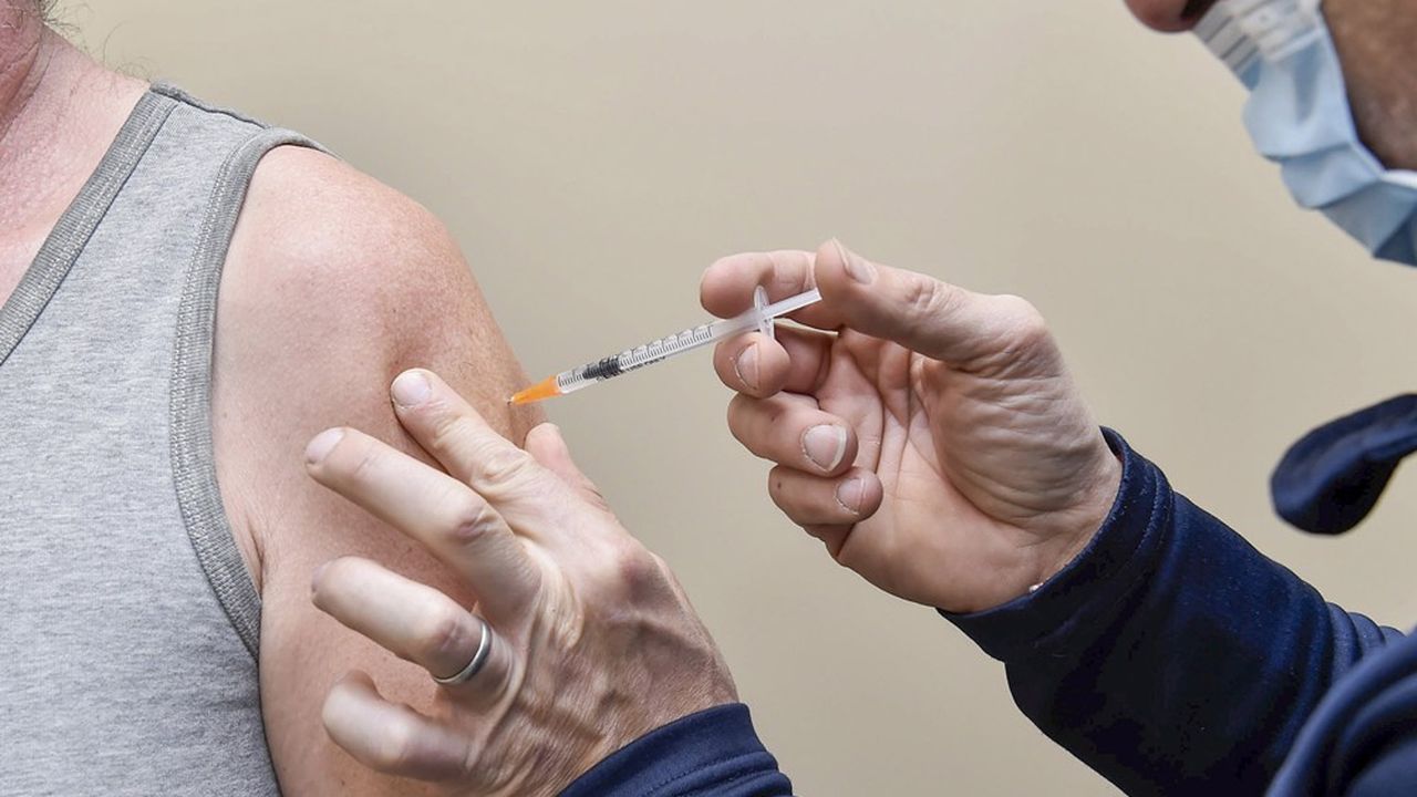 Les pharmaciens d'officine et les médecins, aujourd'hui « collés » avec des vaccins AstraZeneca qui ne s'écoulent plus, vont recevoir des vaccins à ARN messager.