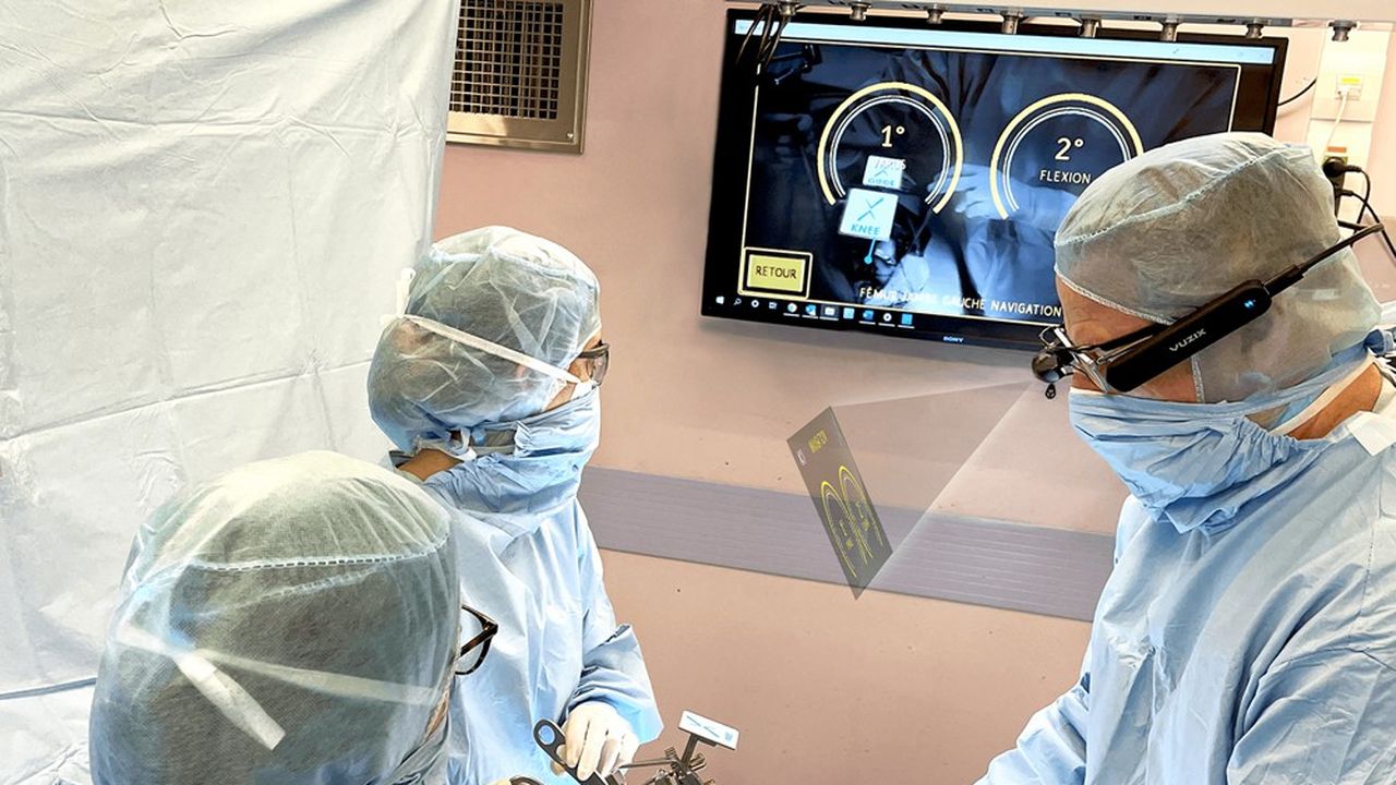 Le dispositif Knee+ affiche des informations de guidage 3D dans le champ de vision du chirurgien, qui porte des lunettes connectées.