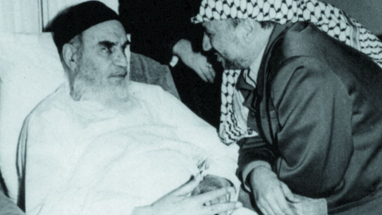 Yasser Arafat, le leader palestinien, se rend au chevet de l'ayatollah Rouhollah Khomeini à Téhéran, à la fin des années 1980.
