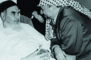 Yasser Arafat, le leader palestinien, se rend au chevet de l'ayatollah Rouhollah Khomeini à Téhéran, à la fin des années 1980.