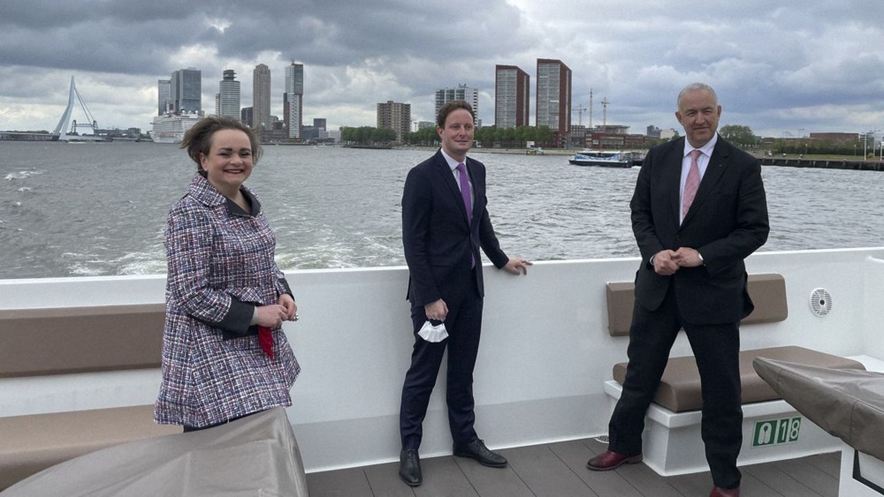 Le secrétaire d'Etat sur un bateau de l'autorité portuaire à Rotterdam entre Alexandra van Huffelen, Sécretaire d'Etat des Finances et de la Douane, et Ahmed Aboutaleb, maire de Rotterdam