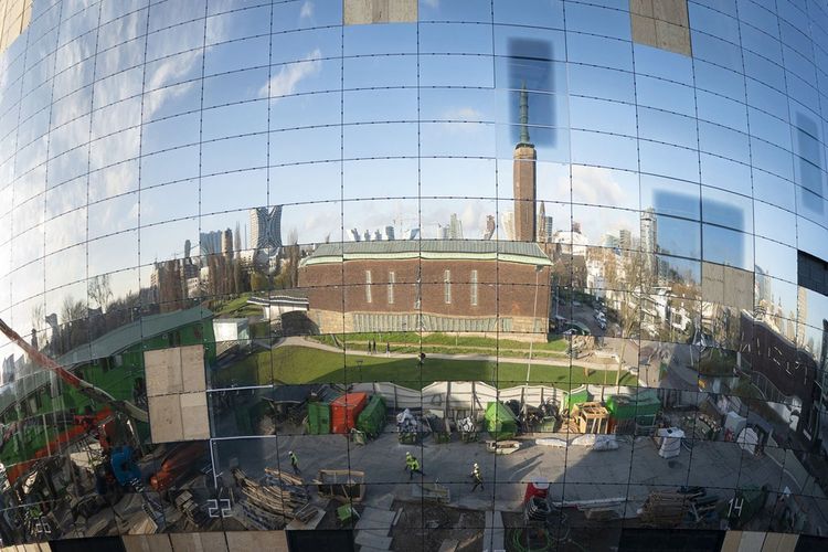 A Rotterdam, éternelle rivale de la capitale, l'amour pour les tours est presque passionnel. Ici, le bâtiment en forme de boule en miroir du musée néerlandais Boijmans Van Beuningen en cours de travaux, en 2019.