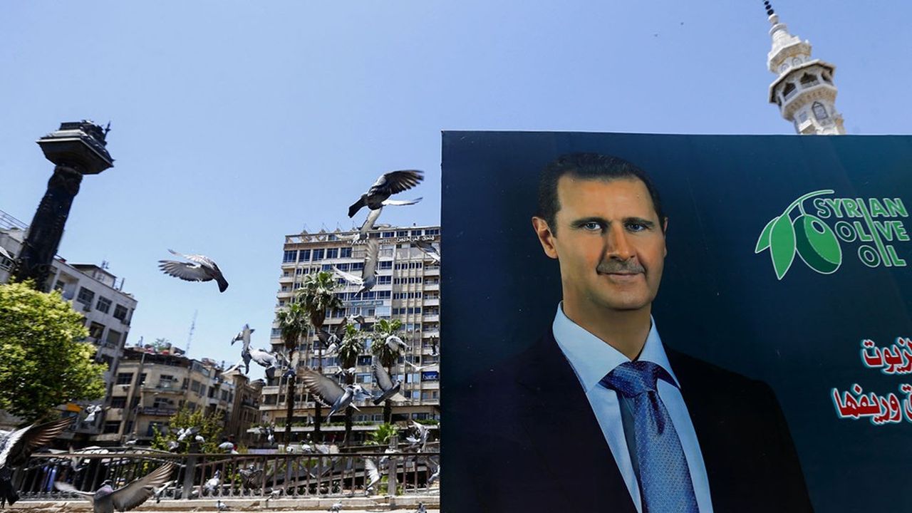 Une affiche de campagne du président Bachar al-Assad, candidat à sa réélection mercredi 26 mai. Ironie de l'histoire, il veut apparaître comme le candidat de l'espoir pour la reconstruction de son pays après 10 années de guerre civile.