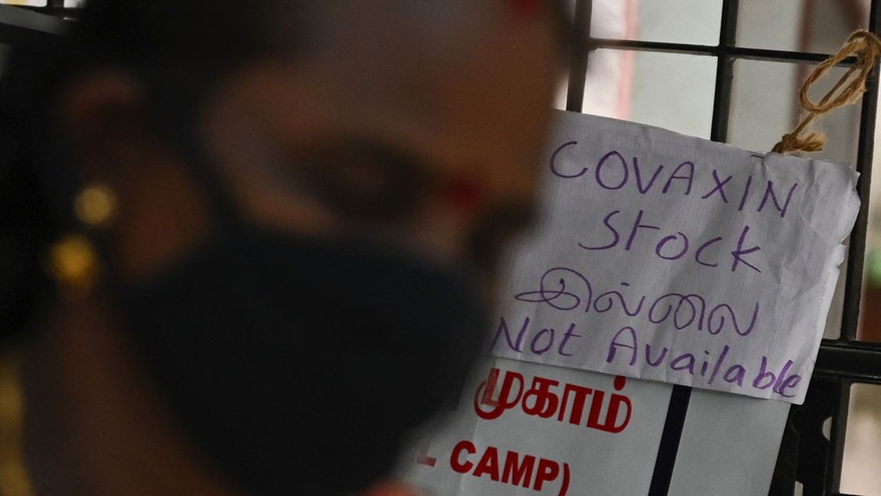 Une femme indienne passe devant une pancarte dans un centre de santé de Chennai indiquant l'indisponibilité du vaccin contre le Covid-19, le Covaxin.