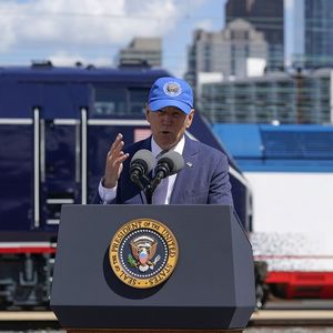 Joe Biden propose d'allouer 80 milliards de dollars aux projets d'Amtrak et 85 milliards de dollars pour « moderniser les transports en commun existants ».