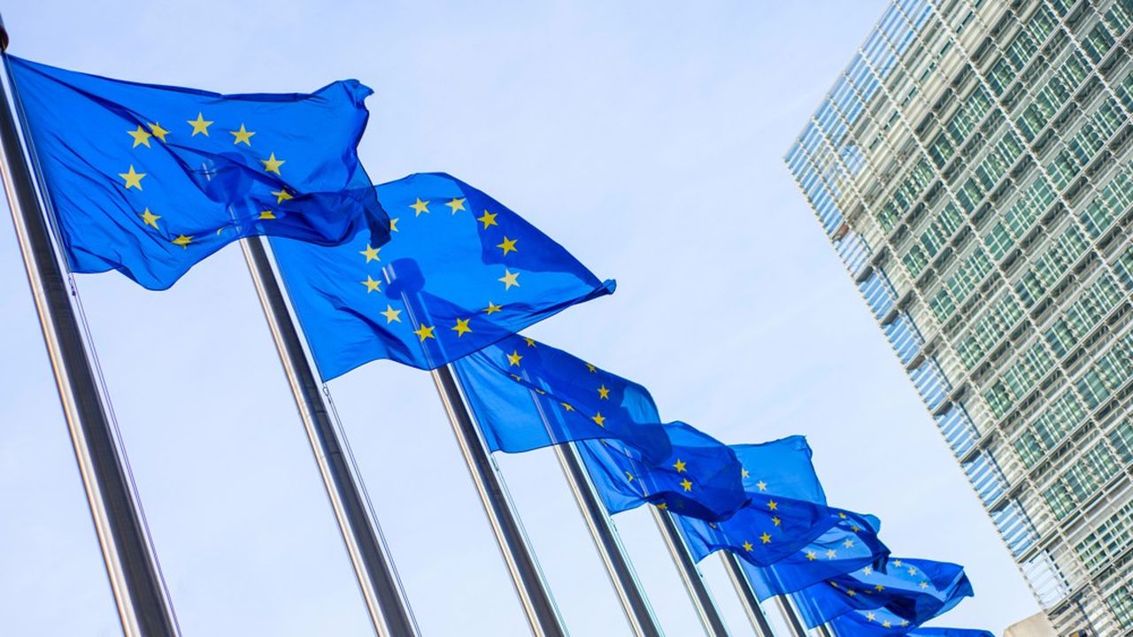 Vingt ans après la directive e-commerce, l'Union européenne compte sur les règlements Digital Services Act et Digital Markets Act pour mieux réguler les géants du numérique.