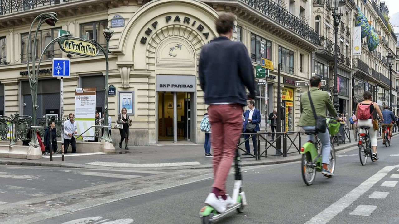 Une piste cyclable rue de Rivoli, à Paris.