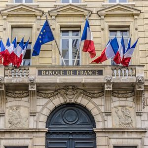 Selon le gouverneur de la Banque de France, il n'y a pas de raison que la zone euro maintienne des restrictions plus fortes et plus durables sur les dividendes par rapport à d'autres pays.