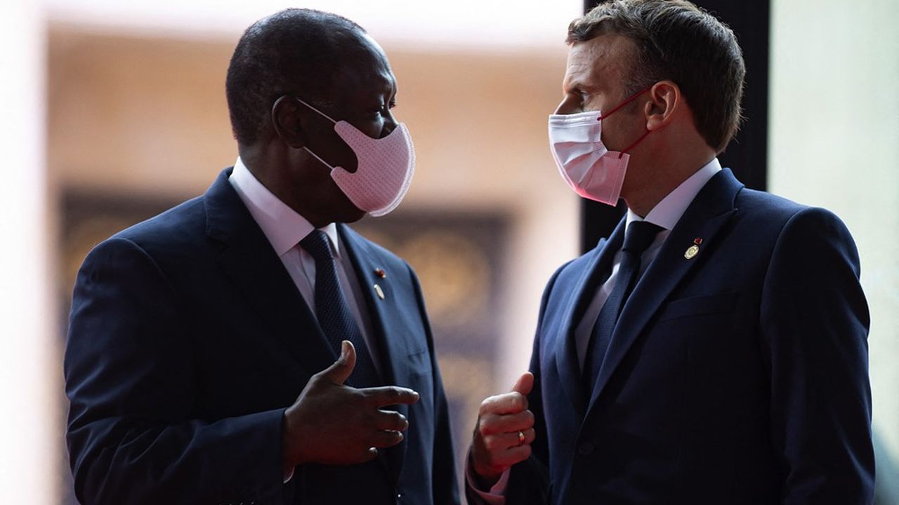 Le président ivoirien Alassane Ouattara en discussion avec le président français Emmanuel Macron lors du sommet sur le financement des économies africaines, le 18 mai, à Paris.