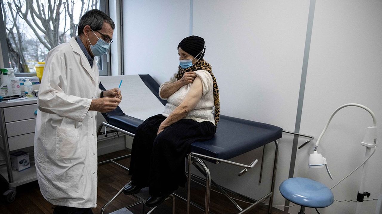 Vaccination Covid dans un centre de santé de la CPAM, à Bobigny, en Seine-Saint-Denis.